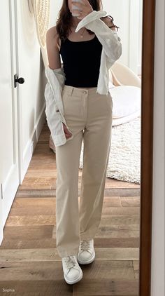 Cream Trousers Outfit, Cream Jeans Outfit, Beige Jeans Outfit, Cream Pants Outfit, Beige Pants Outfit, Colored Pants Outfits, Denim Baggy Jeans, Khaki Pants Outfit, Outfits Con Jeans