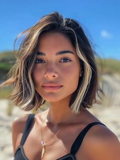 Short Haired Balayage, Brown Hair With Highlights And Layers Short, Short Hairstyle Women Blonde Highlights, Short Hair Brown And Blonde, Contour Bob Hair, Short Bob Highlights Brunettes, Short Hair Brunette Highlights, Balayage Hair Bob Short, Peekaboo Hair Color Bob