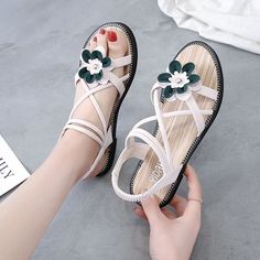 Awakecrm Women Sandals Summer Designer Slipper Shoes Cute Flower Pearl Beaded Open Toe Beach Luxury Slides Luxury Slides, Women Slippers Fashion, Beach Luxury, Fashion Slides, Shoes Cute, Designer Slippers, Quick Outfits, Beach Slippers, Chanel Espadrille