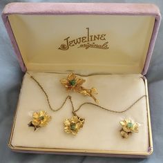 This Vintage Set Is Awesome ! It Includes A Brooch, Necklace And Clip On Earrings! What A Beautiful Set In The Original Box! Antique Wedding Jewelry, Gold Necklace Vintage, Green Statement Necklace, Cube Necklace, Pearl Necklace Vintage, Vintage Jewelry Sets, Vintage Beads Necklace, Locket Pendant Necklace, Beaded Rope