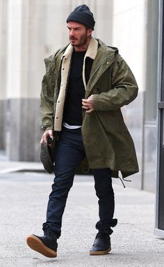 Beckham. Never disappoints... David Beckham Style Outfits, Winter Outfits Street Style, Mantel Outfit, David Beckham Style, Green Parka, Men With Street Style, Top Moda, Mens Fashion Smart