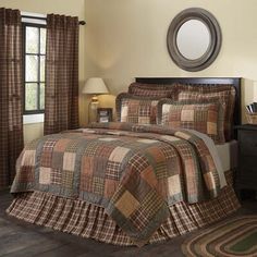 a bed room with a neatly made bed and pillows on top of the bedspread