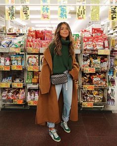 Vaqueros de mujer: looks de moda con jeans fáciles y muy bonitos Outfits Jeans, Sincerely Jules, Fall Fashion Outfits, Green Grass, Winter Fashion Outfits, Looks Vintage