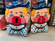 two ceramic clowns are on display in a store