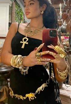 Maximalistic Jewelry, Luxury Gold Jewelry For Streetwear, Maximalist Jewelry Gold, Black Girls With Gold Jewelry Aesthetic, Maximalist Jewelry Black Women, Black Earthy Girl Aesthetic Jewelry