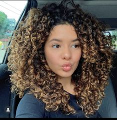 Pixie Cut Curly Hair, Perfect Curly Hair, Balayage Caramel, Describe Her, Dyed Curly Hair, Highlights Curly Hair, Big Box Braids Hairstyles, Brown Hair Dye, Dark Hair With Highlights