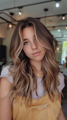 45 Stunning Sunkissed Brunette Hair Ideas To Revamp Your Hair Highlights For Light Hair, Dark Hair Color Ideas For Curly Hair, Brown Hair Sunkissed Highlights, Sunkissed Hair Brunette Balayage Natural, Burnet Hair, Momma Hairstyles, Sunkissed Highlights Brown Hair, Sunkissed Brunette Hair, Summer Hair Colour