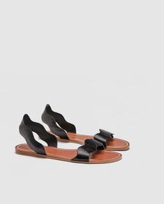 CHAUSSURES EN CUIR À BRIDES ONDULÉES-Sandales plates-CHAUSSURES-FEMME | ZARA France Fall Fa, Basic Shoes, Walk This Way, Fashion Wishlist, Summer Sandals, Leather Slides, Zara Woman, Sandals Summer, Zara Women