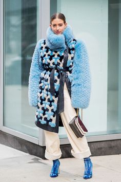 Ugly Outfits, Blue Coat, Looks Street Style, Autumn Street Style, Fur Coats, Style Trends, Fur Fashion