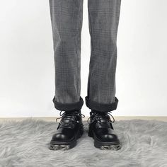 Diese Stiefel im Grunge-Stil sind aus Kunstleder gefertigt und haben eine robuste Gummisohle, ergänzt durch silberne Accessoire-Details auf der Plateausohle. Sie sind eine stilvolle Wahl für alle, die ihrer Streetwear einen coolen und lässigen Touch verleihen möchten. Grunge-Ästhetik Kunstleder Gummi-Außensohle Silbern Winter Streetwear Lace-up Boots With Steel Toe, Edgy Lace-up Boots For Fall Streetwear, Alternative Black Lace-up Boots With Chunky Platform, Punk Style Martin Boots With Chunky Platform For Fall, Alternative Style Lace-up Boots With Lug Sole For Streetwear, Alternative Style Platform Boots With Round Toe, Alternative Style Round Toe Platform Boots, Black Alternative Platform Boots For Streetwear, Streetwear Lace-up Combat Boots With Rivets