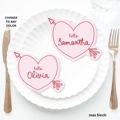 two paper plates with hearts and arrows on them, one has the words hello mamma written in spanish