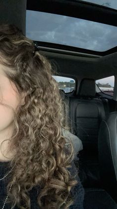 Curly hair inspo with clips Downtown Girl Curly Hair, Clipped Back Hair, Curly Hair With Clips, Curly Hairstyles With Clips, Uni Hairstyles, Curly Hair Inspo, Girl With Curly Hair, 3a Hair, Soccer Hair