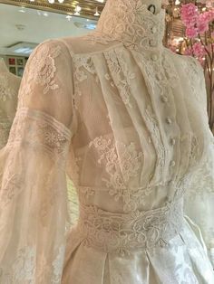 Stunning vintage gown Retro Wedding Gown, Sukienki Maksi, Retro Wedding Dresses, Gaun Koktail, Outing Outfit, Buy Dresses Online, Retro Wedding, Vintage Gowns, Ladies Gown