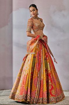 Tarun Tahiliani - India 🇮🇳 Sangeet Outfit Bridal Colorful, Garba Sangeet Outfit, Tarun Tahiliani Blouse, Bride Mehendi Outfit, Wedding Garba Outfit, Sangeet Bride Outfit, Sangeet Lehenga For Bride, Latest Lehenga Design 2024, Aesthetic Lehengas