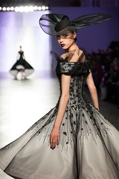 Gustav Moreau, Catwalk Couture, Fashion Catwalk, Museum Fashion, Ralph Russo, Ralph And Russo, Velvet Clothes, Modern Clothing, Fashion Week Runway