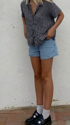 Plaid gingham button up, mom/boyfriend shorts, doc marten mary jane shoes. Casual summer look aesthetic Surfergirl Style, Skandinavian Fashion, Neue Outfits, American Beauty, Winter Trends, Summer 24, Mode Vintage