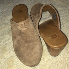 These Are Brand New Never Been Worn. As You Can See The Shearling Is In Perfect Clean Condition In The Foot Bed. There Are No Flaws To The Shoes Whatsoever. They Are Amazing Chest Not Swayed And So Comfortable. Just Not My Size They Have Tiny Brass Studs Along The Edges For A Cute Boho Vibe. Great With A Dress Or Shorts For Festivals! Comfortable Brown Suede Mules, Brown Comfortable Winter Mules, Comfortable Brown Winter Mules, Winter Brown Closed Toe Clogs, Winter Brown Clogs With Cushioned Footbed, Brown Slip-on Clogs For Winter, Winter Brown Slip-on Clogs, Winter Brown Mules With Cushioned Footbed, Winter Cushioned Brown Mules