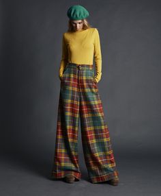 PANTALON CUADROS COLORES Scotland Clothing, Mullet Haircuts, Style Année 20, Gingham Outfit, Tartan Fashion, Smart Office, Scottish Fashion, Mode Boho, Fashionable Outfits