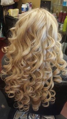 Blonde Spiral Perm Long Hair, Honey Blonde Hair Color Ideas, Long Curly Blonde Hair, Tips On Moving, Glamour Hairstyles, Long Blonde Curls, Color Ideas For Short Hair, Honey Blonde Hair Color, Ideas For Short Hair