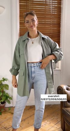 Tan Button Down Shirt Outfit, Outfit Sobrecamisa Mujer, Sage Green Jacket Outfit, Jeans Work Outfit Summer, Outfits Con Sobrecamisa, Sobrecamisa Mujer Outfit, Outfit Sobrecamisa, Minimalist Boho Fashion, Outfit Primavera 2023