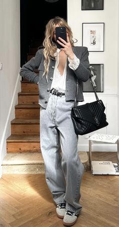 Gray Denim Jeans Outfit, Jean Gris Outfit, Grey On Grey Outfit, Dark Grey Jeans Outfit, All Gray Outfit, Light Grey Jeans Outfit, Gray Jeans Outfit, Winter In Italy, Grey Jeans Outfit