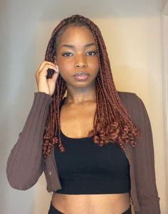 Knotless Braids Hairstyles 2023, Short Knotless Box Braids Without Beads, Dark Auburn Braids, Box Braids Auburn, Knotless Box Braids Short Length, Auburn Knotless Box Braids, Short Length Braids, Mahogany Braids, Blackwoman Hairstyles