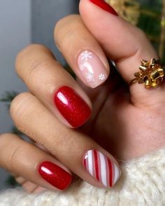 candy cane stipe nails Nail Art Noel, Candy Cane Nails, December Nails, Milky Nails, Red Christmas Nails, Nagel Tips, Christmas Nails Easy, Christmas Gel Nails, Summery Nails