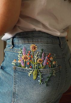 Casual Layered Outfits Spring, Vintage Upcycle Clothes, Womens Vintage Fashion, Embordery Clothes, Things To Embroider On, How To Embroider, Embroidery On Sweatshirts, Clothing Upcycle Diy, Diy Sewing Clothes Upcycling