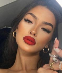 Natural Make Up Red Lips, Dark Feminine Look Makeup, Red Lip Dark Liner, Wedding Makeup With Red Lipstick, Make Up Looks 2023, Soccer Game Makeup, Red Lip Outfit Night, Red Lip Makeup Look Glam, Bold Red Lip Makeup Look