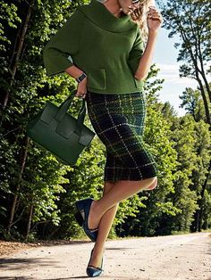 Olivia Mark - Timeless Style Plaid Skirt in Midi Length Style Plaid Skirt, Madeleine Fashion, Hiking Outfit Fall, Hiking Outfit Women, Mode Turban, Patterned Skirt, Design Moda, Dress Royal, Wear Green