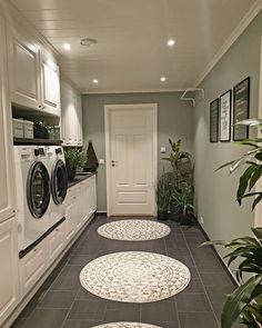 12k Likes, 95 Comments - HOME DECOR INSPIRATION (@modern_homestyle) on Instagram: “Beautiful laundry room design 🥰 what’s your thoughts about this ??💓😘🌸🌸🥰❤️💕❣️ . . . Credit…” Stylish Laundry Room, Large Laundry Rooms, Modern Laundry, Dream Laundry Room, Laundry Room Layouts, Laundry Design, Laundry Room Renovation, Modern Laundry Rooms, Laundry Room Inspiration