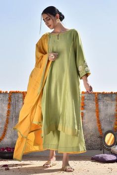 Shop for Kanika Sharma Green Chanderi Kurta Set for Women Online at Aza Fashions Yellow Dupatta, Buy Wedding Dress Online, Teal Pants, Kurta Patterns, Kurta Set For Women, Desi Fashion Casual, Indian Dresses Traditional, Floral Pajamas, Handwoven Fabric