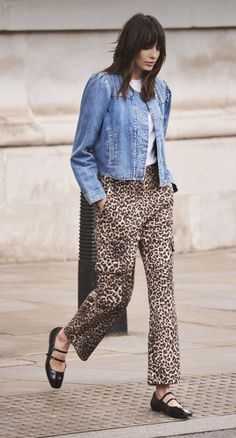 Artistic Outfit Ideas, Snakeskin Flats Outfit, Leopard Denim Outfit, Red And Light Blue Outfit, Animal Print Pants Outfit 2024, Outfits With Leopard Pants, Leopard Print Jeans Outfit Street Style, Leopard Print Pants Outfits, Leopard Print Pants Outfit Street Style