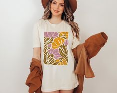 "Loving the vintage boho botanical vibe? Then you'll adore our \"Art Nouveau Floral Print\" soft cotton jersey unisex t-shirt DTG printed with vibrant, eco-friendly inks. ✨ The vintage-inspired design has been distressed for a trendy aged look, and makes such a unique gift for the nature lover in your life! 🎁 Choose an oversized fit and wear as a dress or sleep shirt! ✨ RISK-FREE SHOPPING At Pith & Vinegar, we are here for YOU:). If you are not 100% delighted with your purchase, please message Flower Shirt Design, Floral Tshirt, Art Nouveau Floral, 70s Floral, Flower Print Dress, Retro T Shirt, Boho Shirts, Gift Art, Flower Shirt