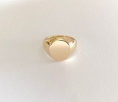 Gorgeous heavy mens vintage gold signet ring. This large 9ct solid gold signet ring has a polished plain oval front which is suitable for monogram engraving of initials. There is only one of these rings, but it can be professionally sized to any finger size on drop down menu. CONDITION: Excellent  WEIGHT: 10g FACE SIZE: 15mm x 12mm Comes in an antique leather ring box. Mens Gold Signet Rings, Monogram Ring Gold, Pinkie Ring, Signet Ring Gold, Mens Pinky Ring, Hematite Ring, Colored Stone Rings, Signet Ring Men, Mens Gold Jewelry