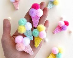 Kids Hair Clips Storage, Glitter Foam Hair Accessories, Felt Hair Clips Diy, Diy Hair Clips For Kids, How To Make Hair Clips Diy, Diy Hair Accessories For Kids, Hair Clips Infantil, Hair Clips Diy Tutorials, Cute Diy Hair Accessories