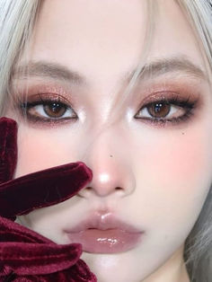 smokey eye makeup look: shimmery brown Korean Makeup Trends, Smokey Eye Makeup Look, Asian Makeup Looks, Eye Makeup Looks, Elegant Beauty, Edgy Makeup