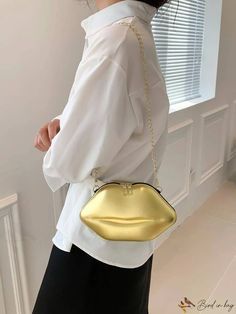 Trendy Evening Wristlets: 💃 Shine Bright with Trendy Evening Wristlets! 👜✨ Lip Shapes, Novelty Bags, Stylish Shoulder Bag, Lip Designs, Luxury Designer Handbags, Bag Luxury, Pink Backpack, Chain Crossbody Bag, Designer Handbag