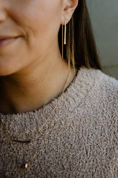 Hand hammered drop earring, 14k gold filled. Elegant, timeless, unique. Delicate Gold Earrings, Gold Minimalist Jewelry, Threader Earrings, Drop Earring, Night Looks, Minimalist Jewelry, Sterling Silver Earrings, Gold Earrings, Gold Filled