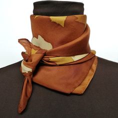 Neck scarf decorated with maple leaves in earth tones.  Very nice to complete any autumn-winter outfit  Painted and sewn by hand. Made with the batik technique on silk Brown Silk Scarves For Fall, Brown Bohemian Silk Scarves, Bohemian Brown Silk Scarves, Bohemian Brown Silk Scarf For Fall, Bohemian Brown Silk Scarf, Vintage Brown Silk Scarf As A Gift, Vintage Brown Silk Scarf For Gift, Vintage Brown Silk Scarf As Gift, Vintage Brown Silk Scarf Gift