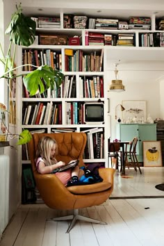 books, plants, comfy chair Poltrona Design, Lots Of Books, Design Library, Design Del Prodotto, Comfy Chairs, A Living Room, Book Shelf