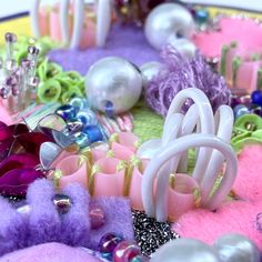 there are many different types of beads and hair clips on the table together in this photo