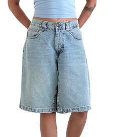 Baggy Jean Shorts Outfit Street Styles, Low Rise Jorts, Baggy Denim Shorts, Baggy Jean Shorts, Long Jean Shorts Outfit, Baggy Shorts Outfit, Summer Jean Shorts, Long Jean Shorts, Vintage Denim Shorts