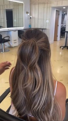 Stunning Hair Color Ideas with Brilliant Shine for Long Hair Balyage Long Hair, Brown Hair Looks, Fall Hair Color Trends, Brown Hair Inspo, Brunette Hair With Highlights, Long Hair Color, Trendy Hair Color, Hair Color Balayage