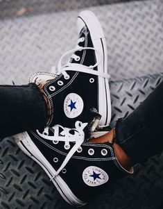 American Clothing Brands, Look 80s, Custom Converse, Kinds Of Shoes, Converse Sneakers, Trendy Sneakers, Converse Chuck Taylor All Star, Buy Shoes