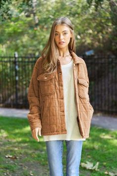 Discover the women's vintage quilted pocket shacket jacket, perfect for stylish layering with spacious pockets for your essentials. Chic Quilts, Trendy Outerwear, Rugged Style, Quilt Jacket, A Jacket, Activewear Sets, Top Graphic Tees, Shoes With Jeans, Urban Chic