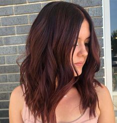 Tendenze capelli rossi 2019 ❤️ 4 colori rivelazione dal mogano al midlight red! Mahogany Hair Colour, Mahogany Hair, Wine Hair, Hair Color Auburn, Brown Hair Balayage, Burgundy Hair, Penteado Cabelo Curto, Brown Blonde Hair