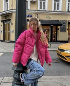 Hot Pink Jacket Outfit Winter, Pink Puffer Jacket Outfit Aesthetic, Pink Puffer Jacket For Fall, Pink Jacket Outfit Aesthetic, Pink Trendy Puffer Jacket For Streetwear, Pink Puffer Jacket For Winter Streetwear, Pink Puffer Winter Outerwear, Puffer Jacket Outfit Aesthetic, Pink Cargo Pants Outfits