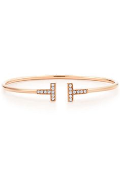 Tiffany and Co T New Collection - Classic Jewelry Style Tiffany & Co. Tiffany T Wire Bracelet Tiffany Jewellery, Tiffany And Co, Fashion Lookbook, Beautiful Gowns, Stylish Men, Coach Handbags, Girl Tattoos, Stylish Outfits, Bags Designer