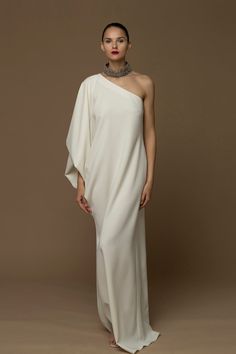 Mr Design, Isabel Sanchis, White Evening Gowns, Dresses For Pregnant Women, Dress Name, Runway Fashion Couture, Stylish Maternity Outfits, Resort Dresses, Flared Dress